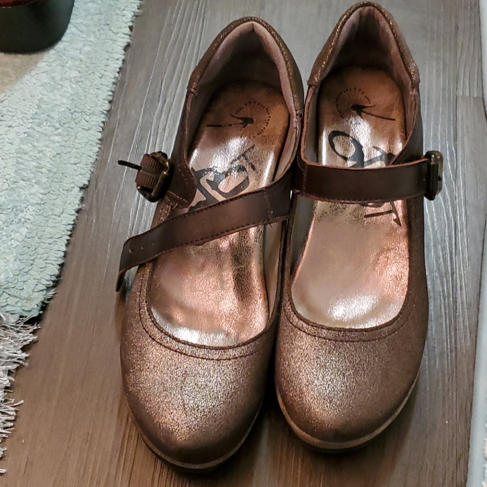 Adorable leather wedge shoes